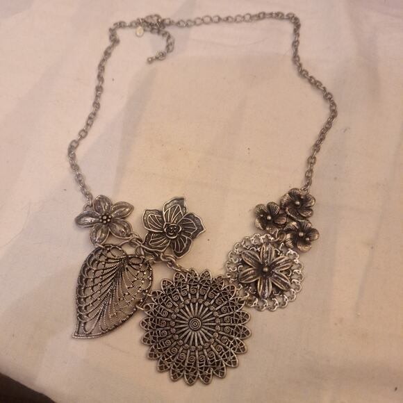 18" Silver Tone FLOWER Leaf DROP NECKLACE SILVER TONE CHAIN - Picture 1 of 4